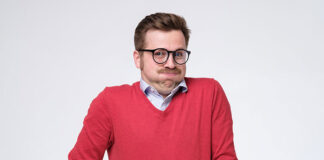 Jaka koszula do czerwonego swetra