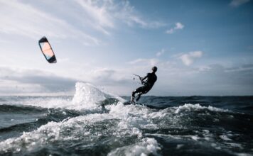 Co jest łatwiejsze windsurfing czy kitesurfing?
