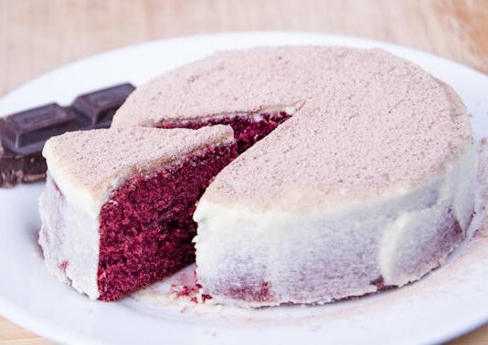 Zamsz jadalny – jak nadać tortom i deserom wyjątkowy wygląd w kilku prostych krokach? Zamsz jadalny