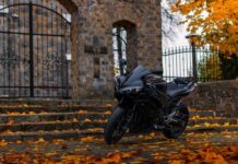 Czy deflektor motocyklowy zmniejsza zmęczenie w trasie motocykl